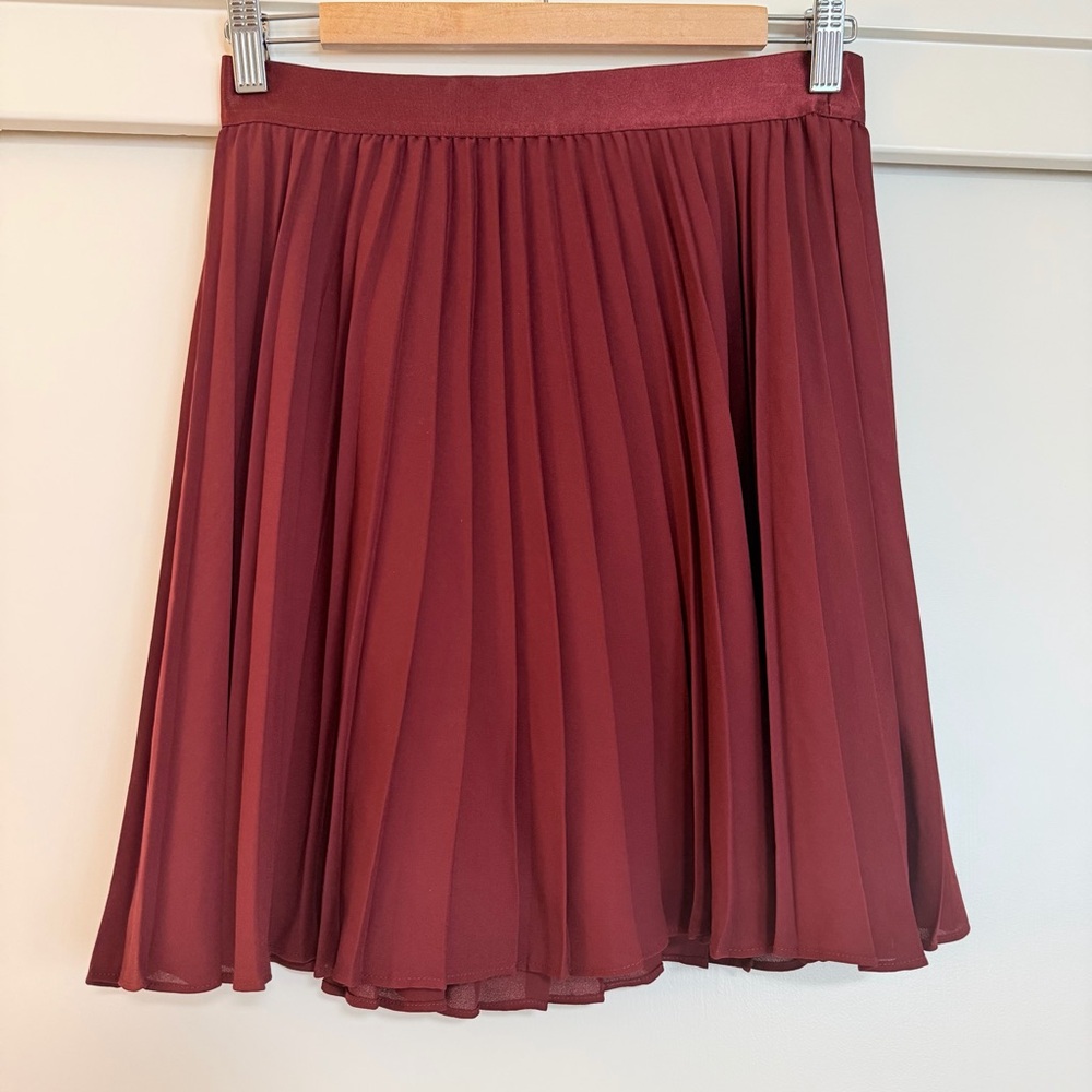Express Elegant Burgundy Pleated Skirt‎